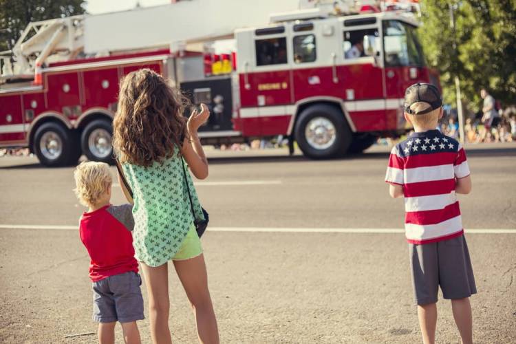 kids at fourth of july parade