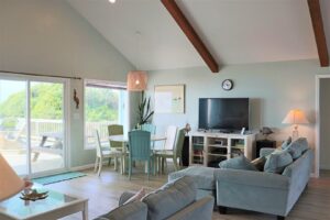 The living space of an Emerald Isle rental that's perfect for a North Carolina winter vacation.